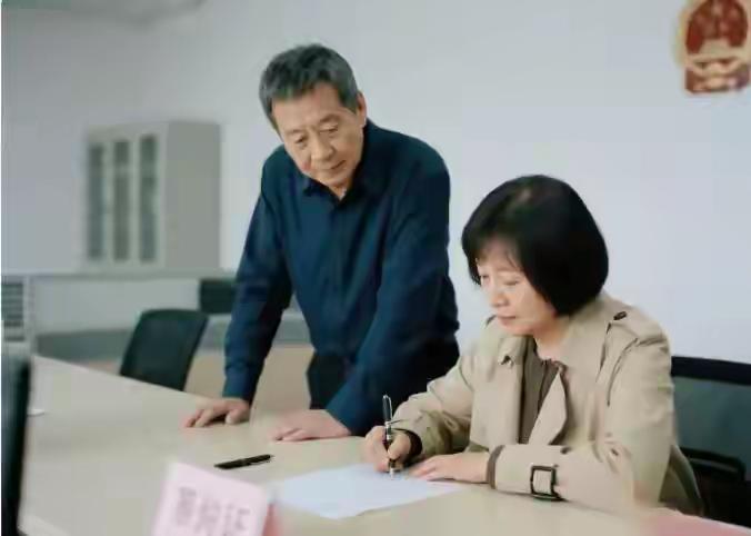 银发离婚的现象在世界各地越来越多见，不少携手走过大半辈子的中老年夫妻，扛过生活清