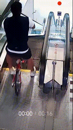 成年人做事还是要守规矩！

这算不算连滚带爬？
好在小伙子四肢发达，还知道用手扶