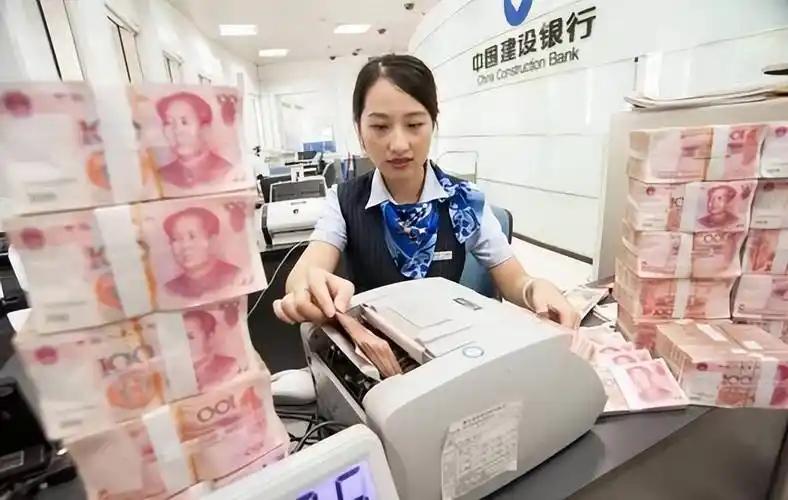 60万亿资金出笼，对咱普通人影响可不小。2026年约75 - 77万亿居民定期存