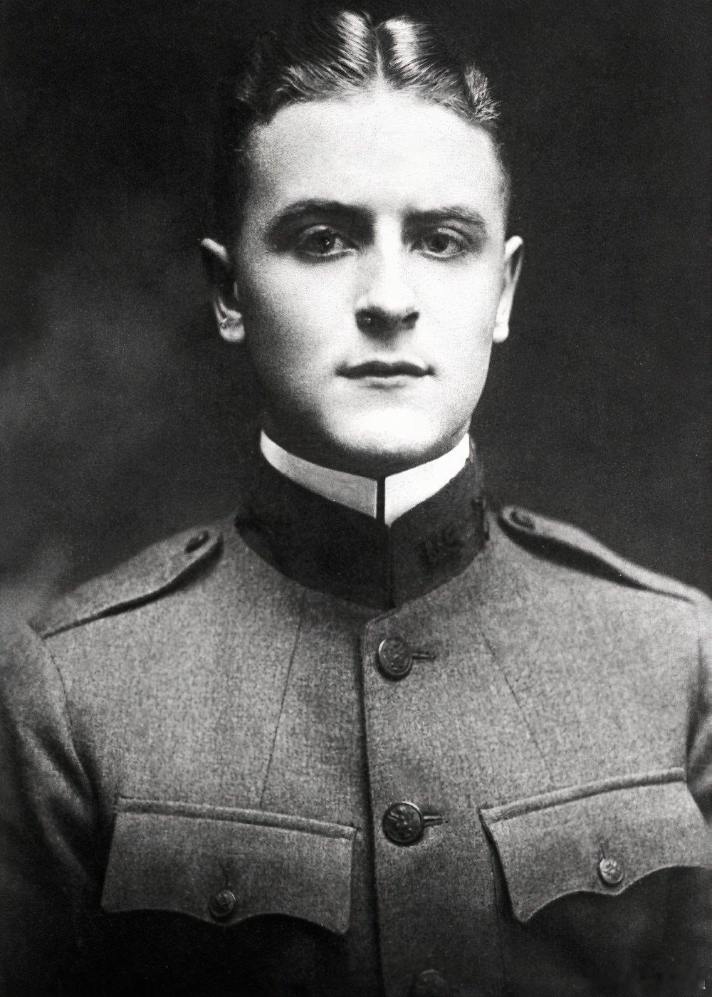 历史人物 历史知识 1917年，身穿军服准备参加第一次世界大战的美国著名文学家弗