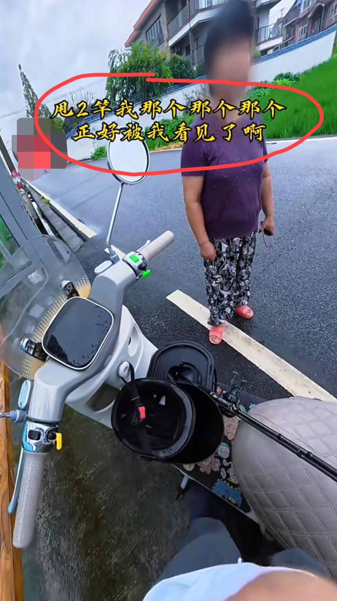 浙江湖州，男子在路边的池塘里面甩了几竿路亚，被大妈发觉，大妈自称是这个池塘的主人