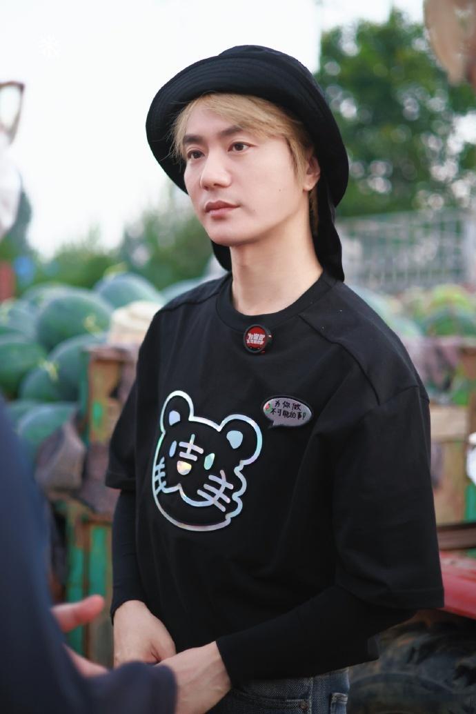 陆虎买西瓜助力家乡瓜农 看到家乡西瓜滞销，陆虎自己掏钱采购了很多西瓜，发给路过的