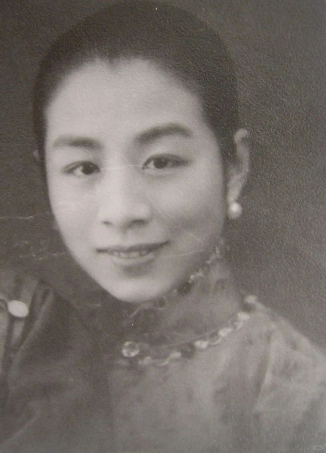 有一天，李国秦发现养女竟然怀上了丈夫的孩子。
	
李国秦和丈夫张福运没有孩子，他...