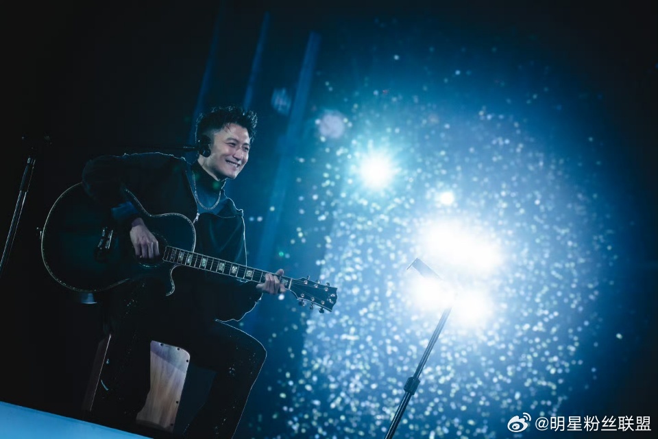 谢霆锋巡演成都站官宣那个拿着吉他在舞台上发光的谢霆锋，终于要把“进化”带到成都了
