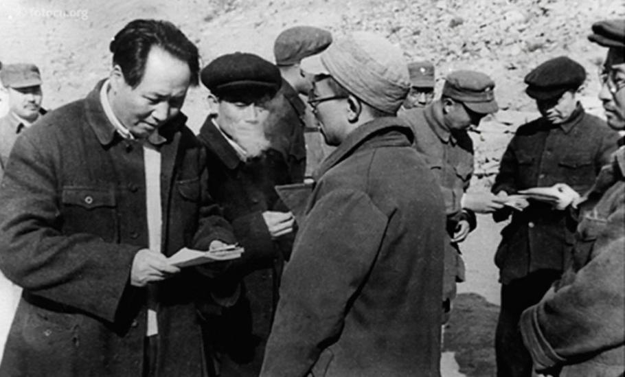 1940年，毛主席去延安青年食堂，不料却遭到一个歹徒的袭击，紧要关头，警卫员用手