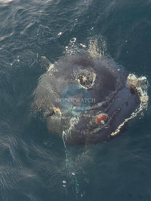 阿曼海岸附近，伊朗伊斯兰革命卫队海军在霍尔姆兹海峡附近部署的1枚水雷飘到了阿曼海