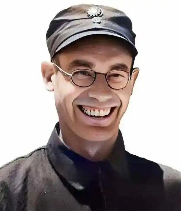 比起打仗，李德的私生活同样荒唐。他刚来没多久就到处寻花问柳，闹得满城风雨。组织上