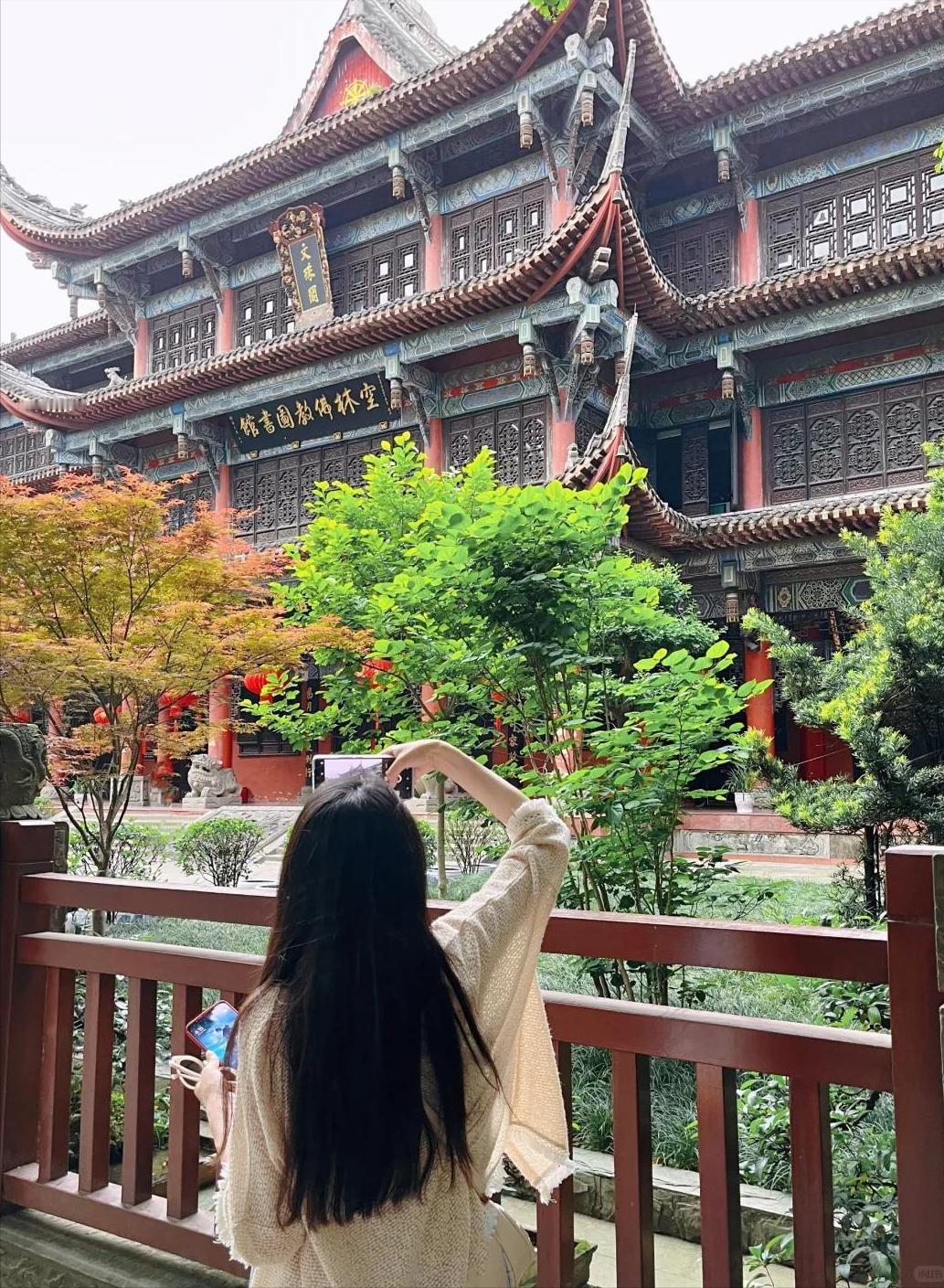 消毒水的气味钻进鼻腔时，老陈盯着病房天花板的裂纹，突然想起上个月还因为老伴把盐放