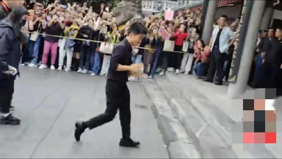 粉丝太疯狂，对董宇辉是围追堵截呀！


宇辉陕西行又吸引了大批粉丝前往，现场喊声