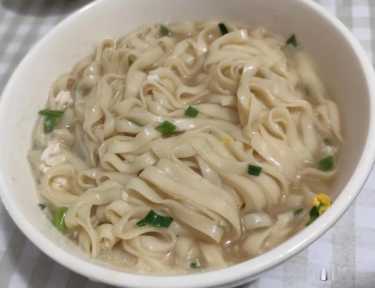 中午一个人的餐！
鸡蛋面，清清淡淡的面，一份小菜，自己腌制的萝卜干……

开始减