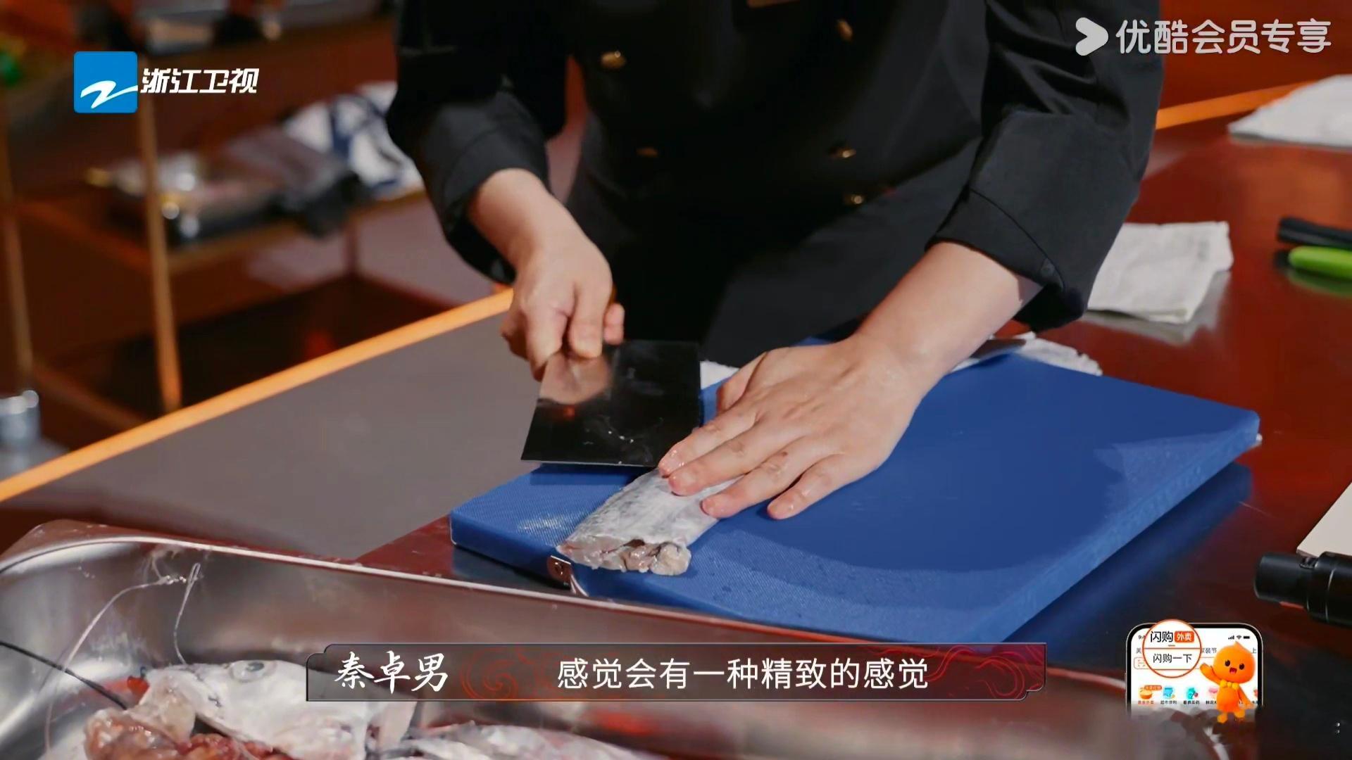 路人被优雅吃法圈粉， 十五分钟拆骨太惊艳，想立刻get同款无骨带鱼～ 