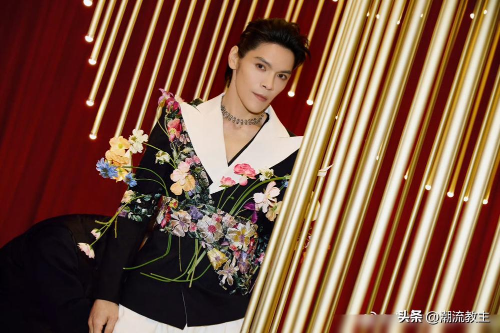 留几手那几个问题，算是把向佐的遮羞布给扯了。亲爹砸20亿，砸出个“抽象圣体”，这