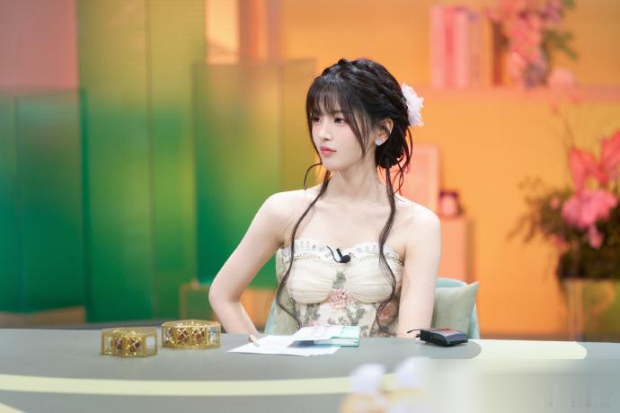 杨超越这张生图，把工业糖精脸按在地上摩擦。  《心动的信号9》观察室里，她直接甩