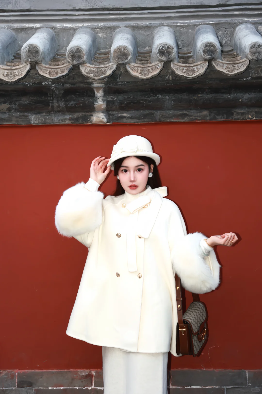 北京鼓楼的冬天 白色大衣和糖葫芦好配哦！