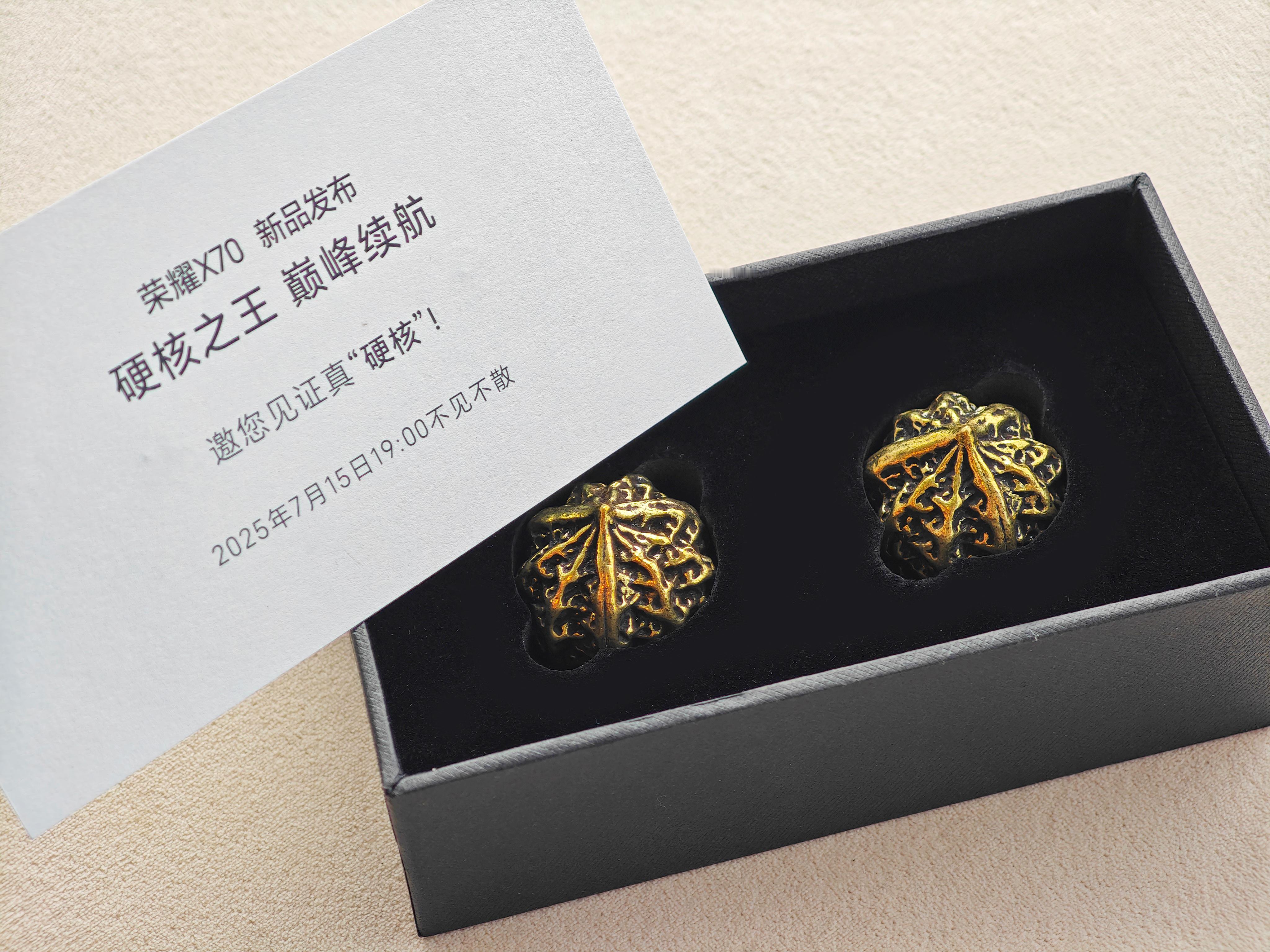 荣耀X70真硬核 收到荣耀X70邀请函了，是“真硬核”，直接安排了两个金属的核桃