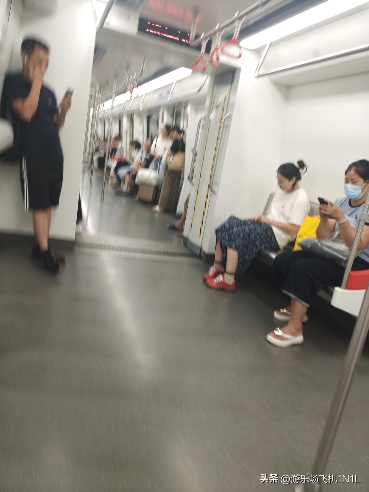 坐地铁的日常！
永远是手机不离手。
车厢里安安静静，没人说话，只有地铁运行的声音