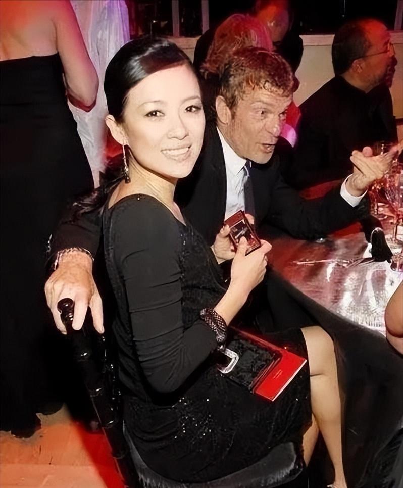 2009年，Vivi花5000万买了一套豪宅送给章子怡。俩人都准备结婚了，章子怡