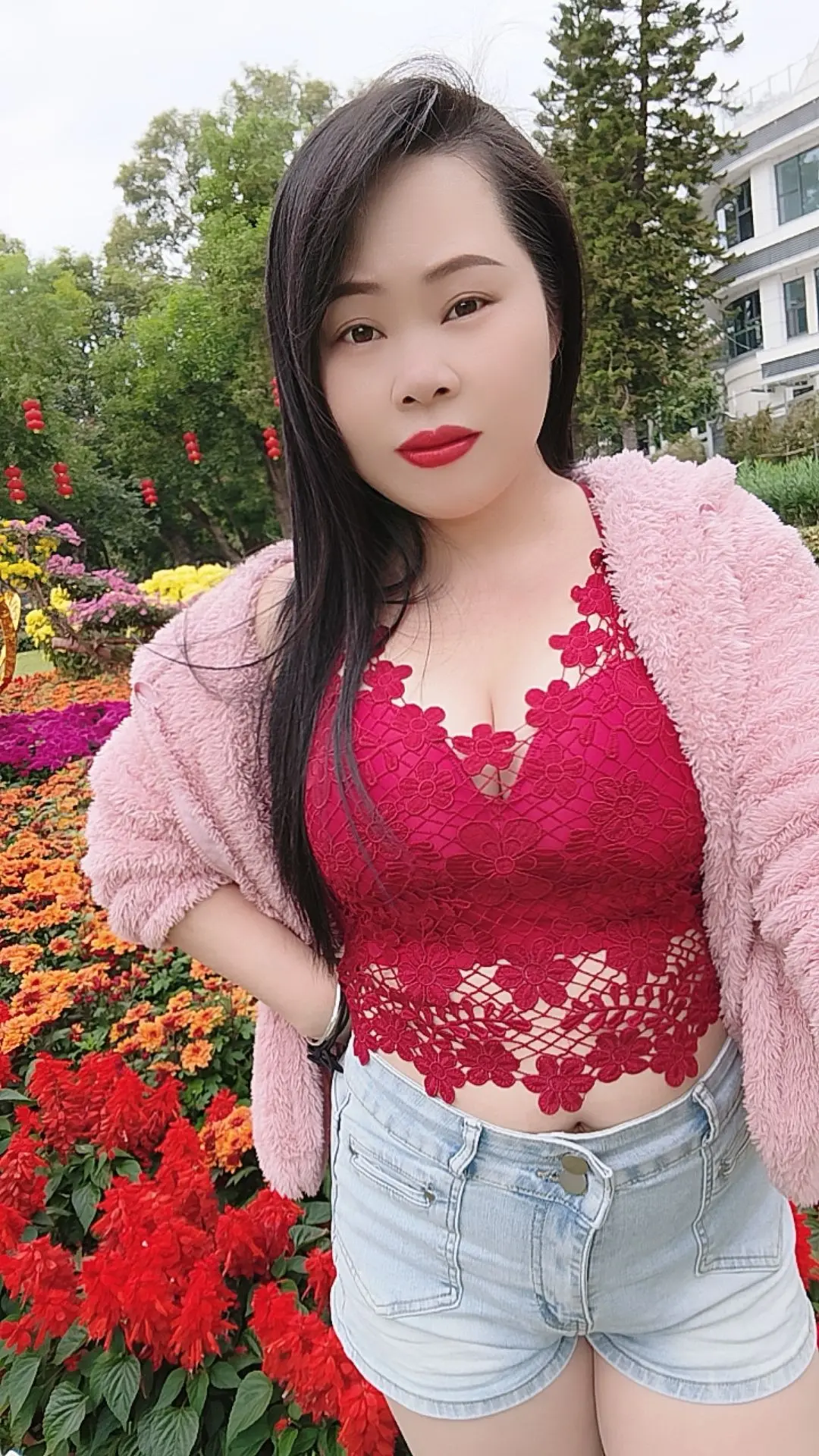 人人都想要真诚和偏爱，可这世界上到处都是虚伪和新鲜感，何必再去质问什么...