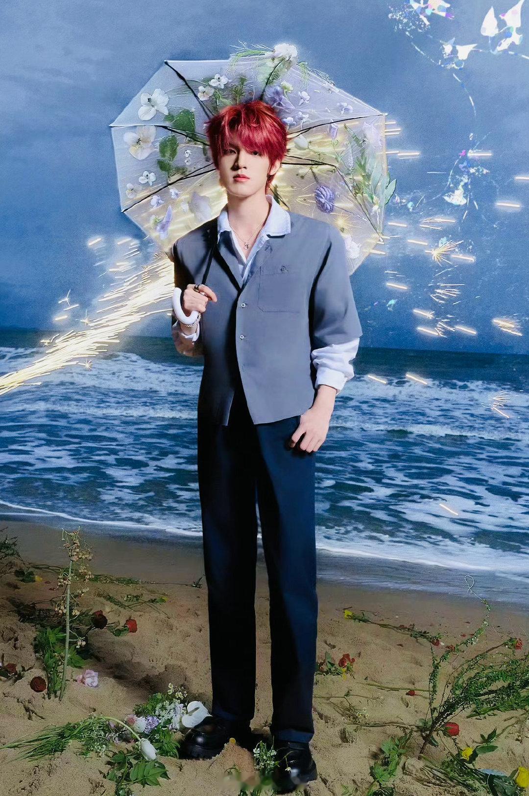 张泽禹伞吹歪了发型都没乱 张泽禹这爱豆职业素养直接拉满！海边拍elle盛典出发图