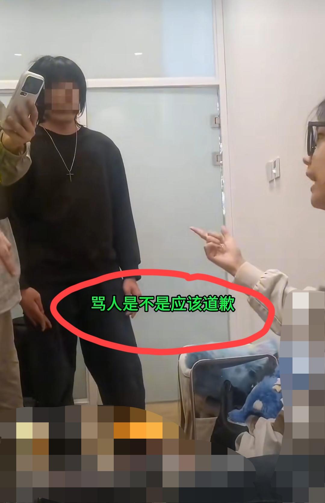 4月11日，某地漫展上，女子到男更衣室换衣服，与多名准备换衣服的男子发生争吵。女