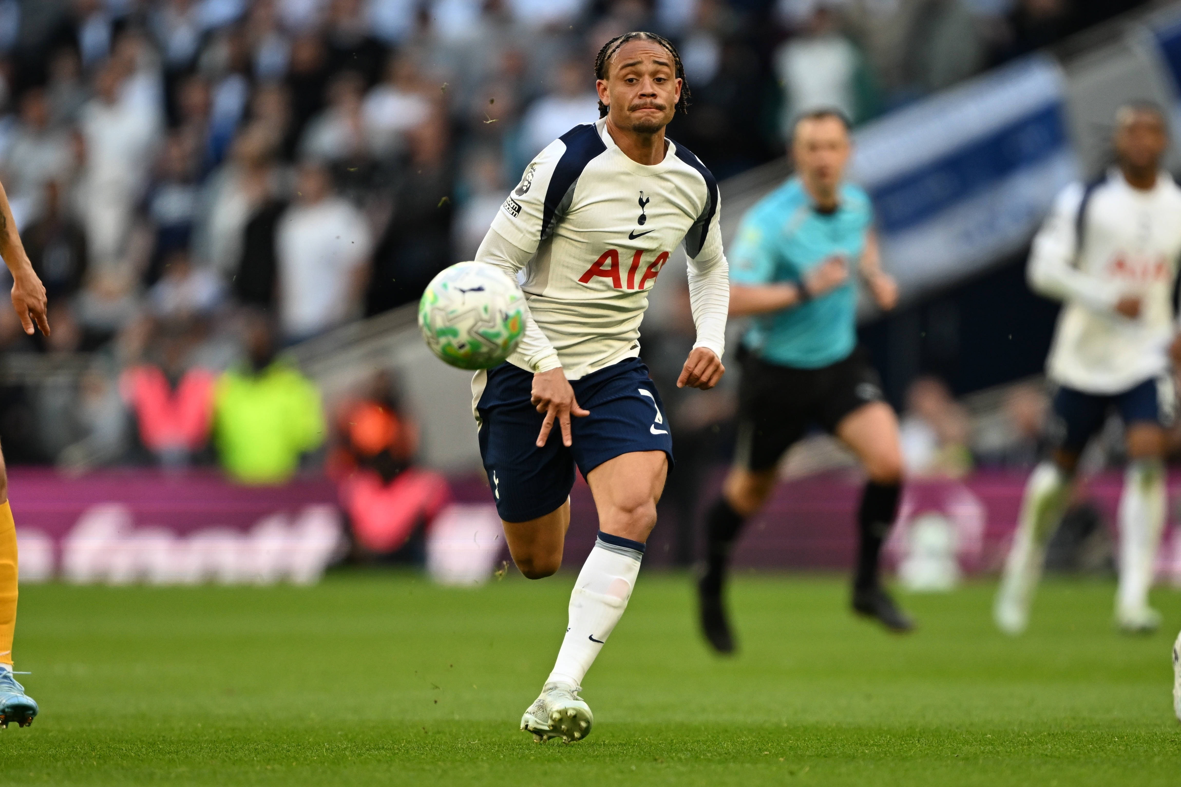 4月24日讯 上轮2-2战平布莱顿的比赛，热刺攻击手哈维·西蒙斯表现抢眼，他首先