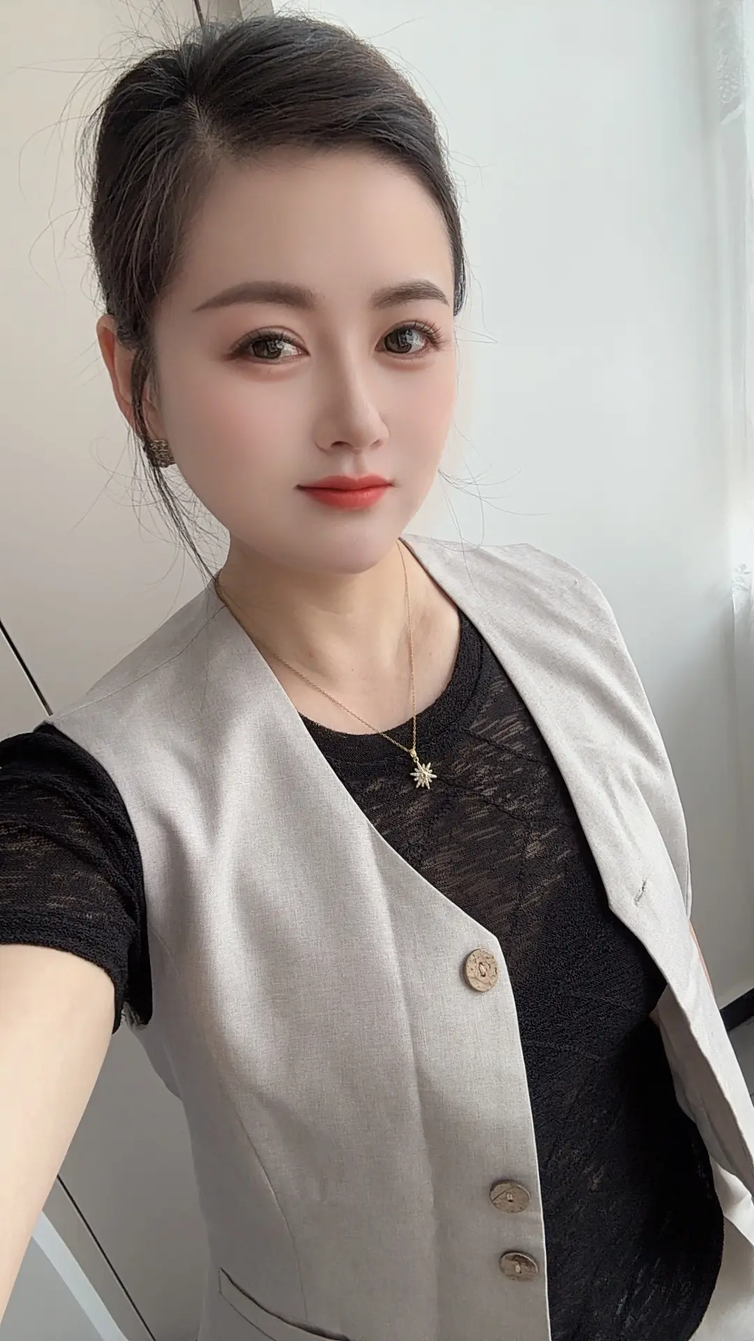 人不能一直独立，久了你会养成一个毛病：你觉得别人都是累赘。别人问你几点...