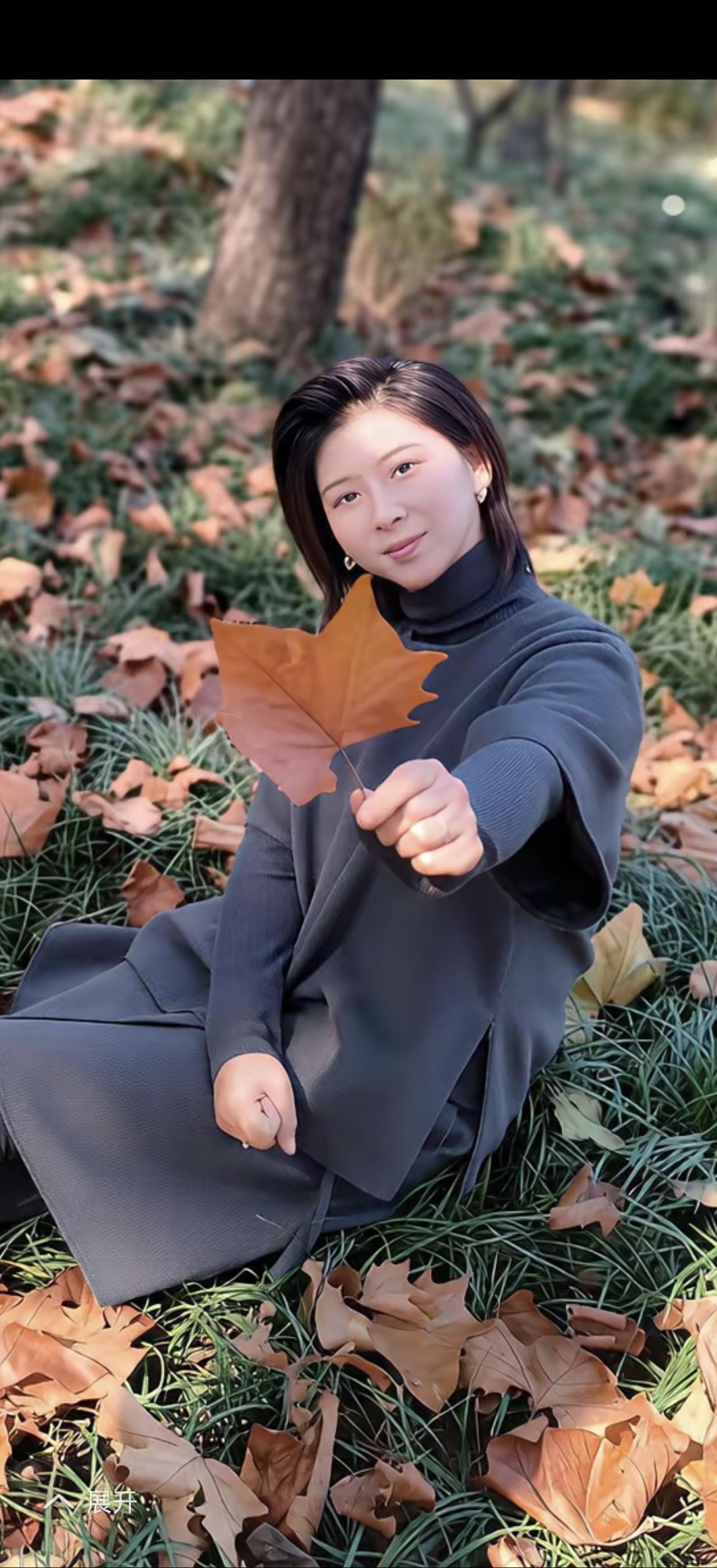 秋天就像一场短暂而绚烂的梦，稍纵即逝。11月的北京地坛公园，金黄银杏叶成了人们留