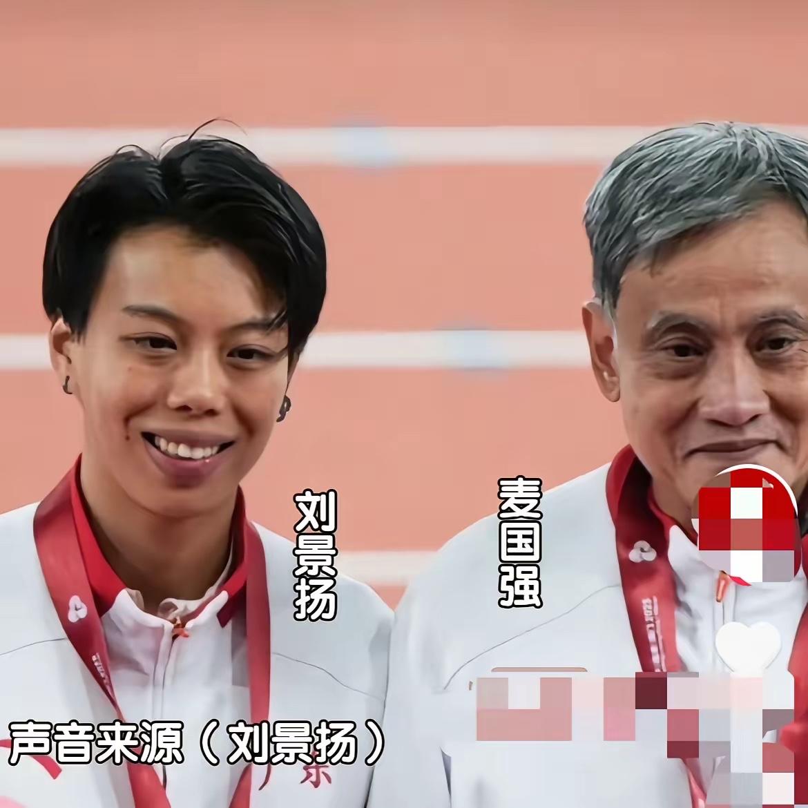 刘景扬夺冠，最高兴的从不是自己或妈妈，而是陪了她四年的教练麦国强。妈妈一句“她甚