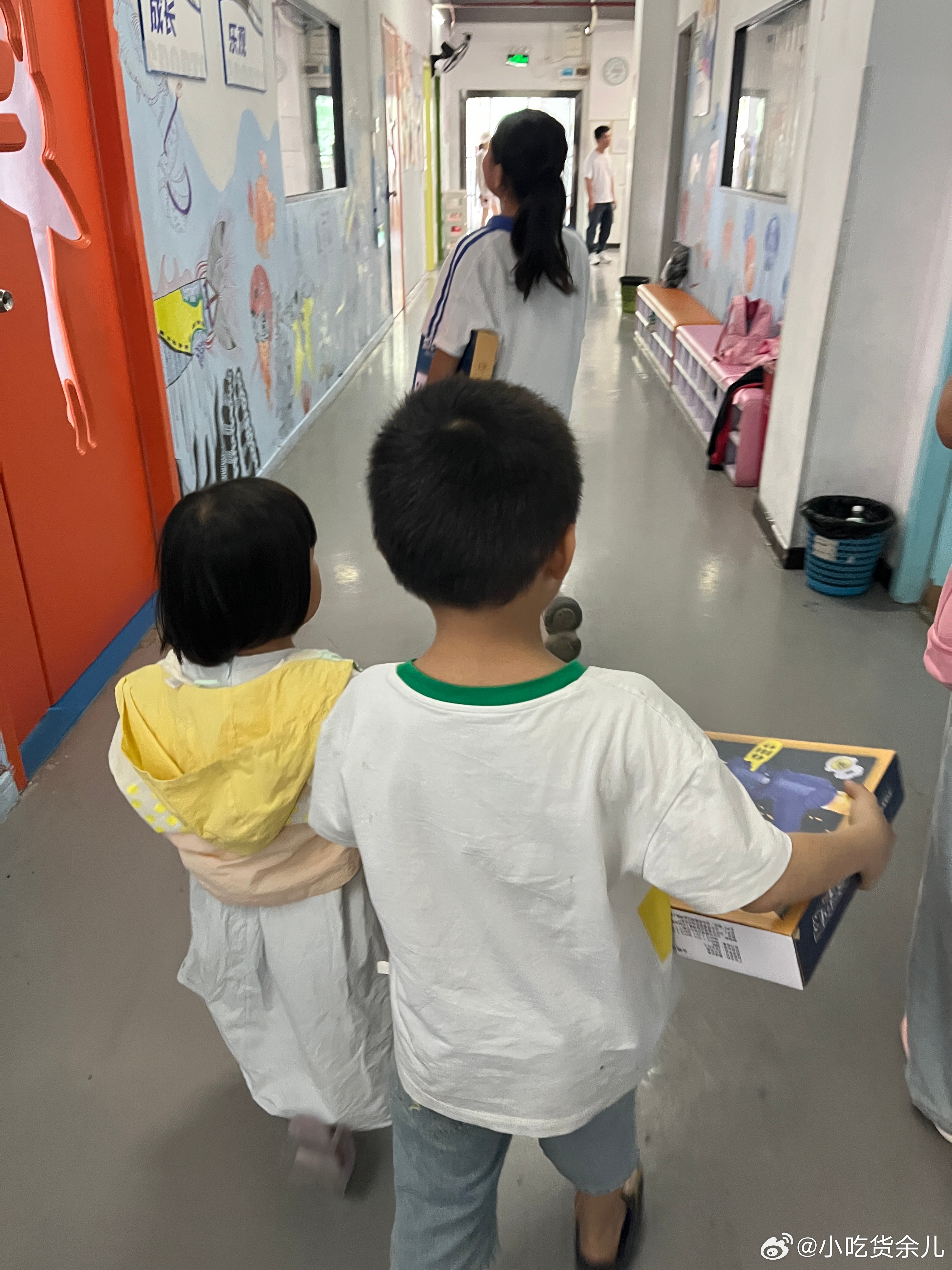 中午去接姐姐，两个家伙一起来，姐姐用积分给他们兑换了玩具，好开心。李荣浩 单依纯