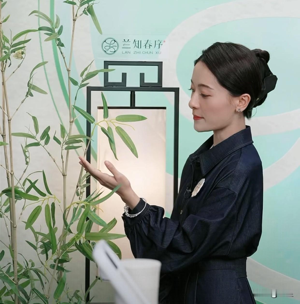 安安今天在兰知春序直播
好多人跑去捧场
一堆人刷屏自己是安安的闺蜜[大笑]
可爱
