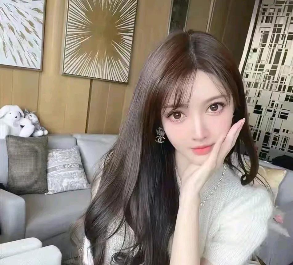 叶珂真是一点都不顾及黄晓明的感受，在网上大放厥词。也不知道她有啥资格评价伍佰。