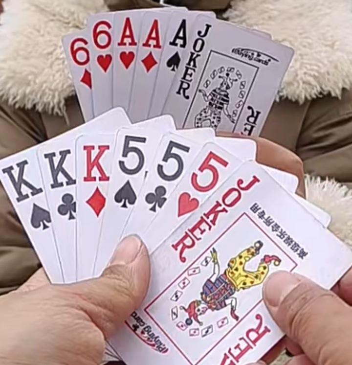 巧解残局。益智游戏，欢乐斗地主，规则有连有带，最多3带1，也可以3不带。下面牌的