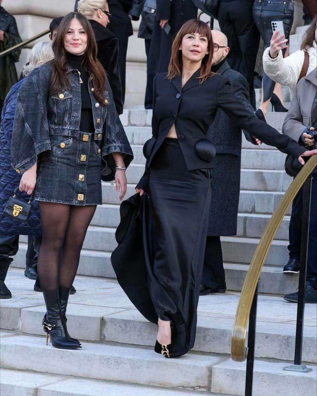 苏菲玛索带女儿亮相时装周看秀，星二代就没几个颜值能够媲美父母的 ​