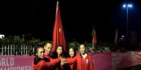 2016年12月，意大利佛罗伦萨，国际钢管舞运动锦标赛赛场。
赛场上挂着24国国