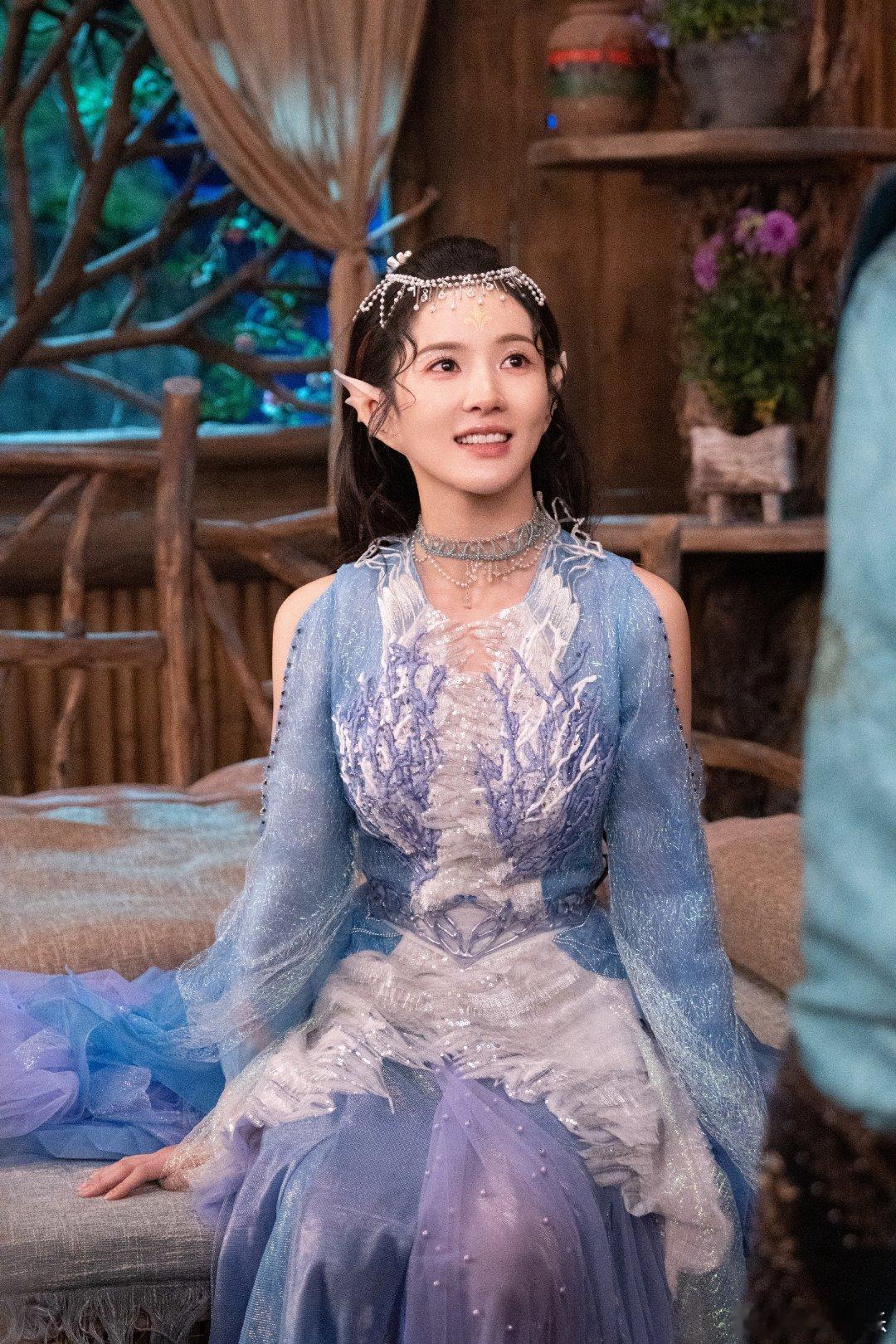 #硬糖少女303##刘些宁# 今日份糖妹新鲜物料刘些宁工作室更新《烈焰》贝儿剧照