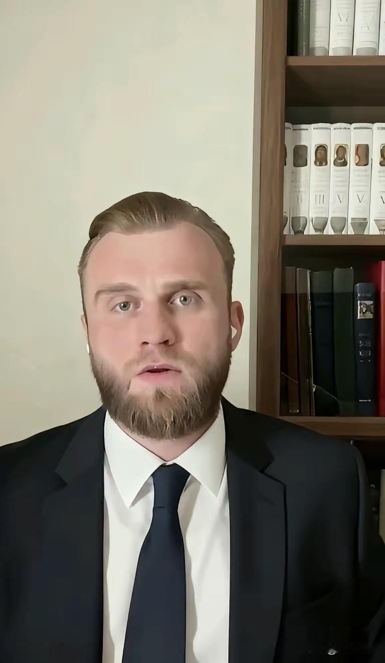 乌克兰政坛又出“大爆料”！

乌克兰自己的前议员，居然跑到英国电视上骂总统，这操