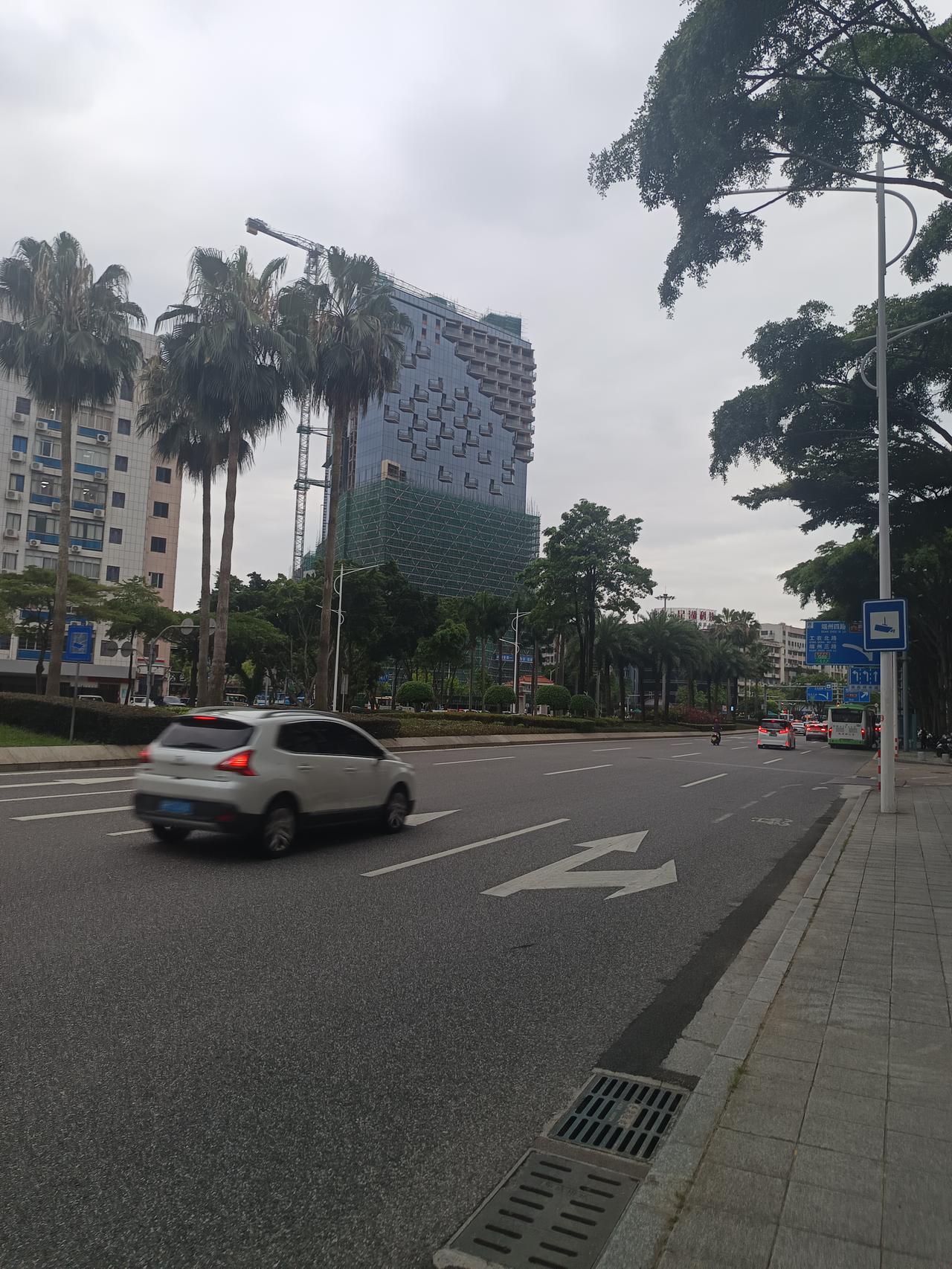 我在星湖大道
发现了一个很严重的问题
但不知道怎么说才好




你敢相信吗？这