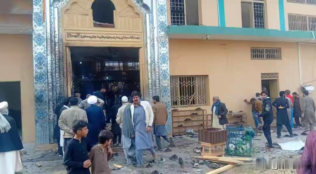 宗教场所本是心灵净土，却成暴力屠场，人性底线被彻底践踏。地缘博弈、教派分歧、极端