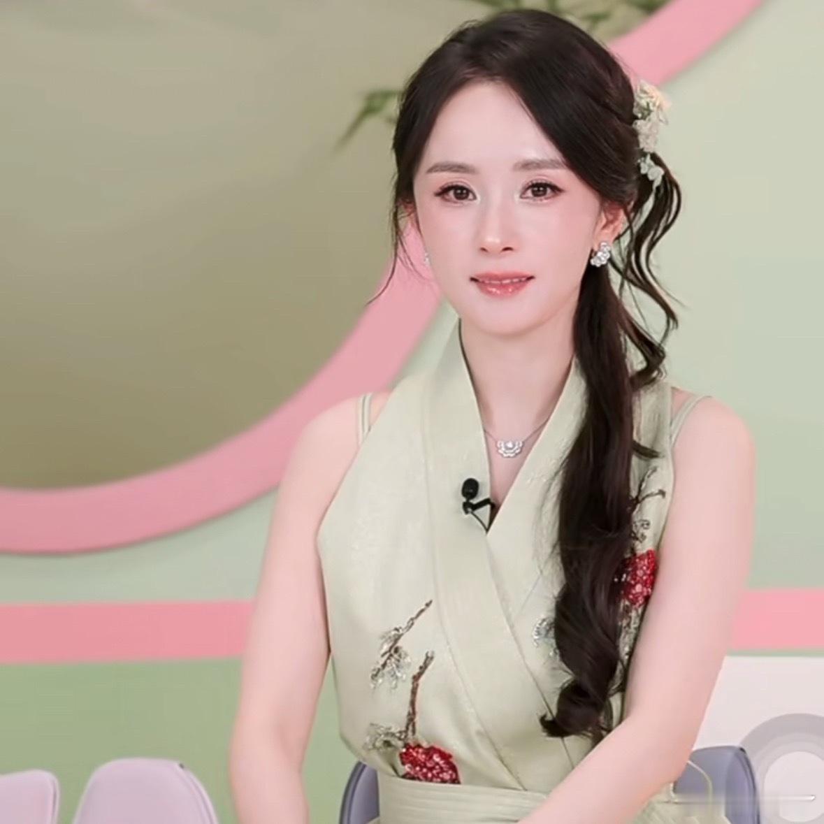 今日两个85🌸女明星活动状态杨幂 杨颖Angelababy（曾经的好闺蜜） 谁