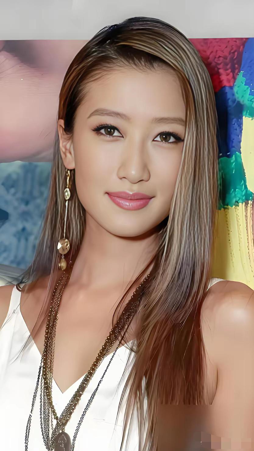 细看谢婷婷才发现，

她的外在条件实在出众，一米七五的高挑身材，轮廓立体精致，气