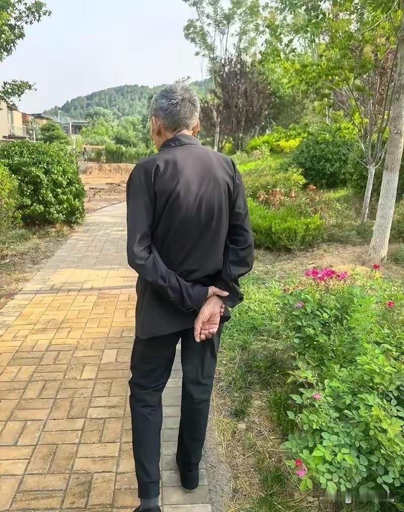 我发现一个奇怪的现象，男人过了70岁越来越瘦了。
 
小区里常一起下棋的几个老爷