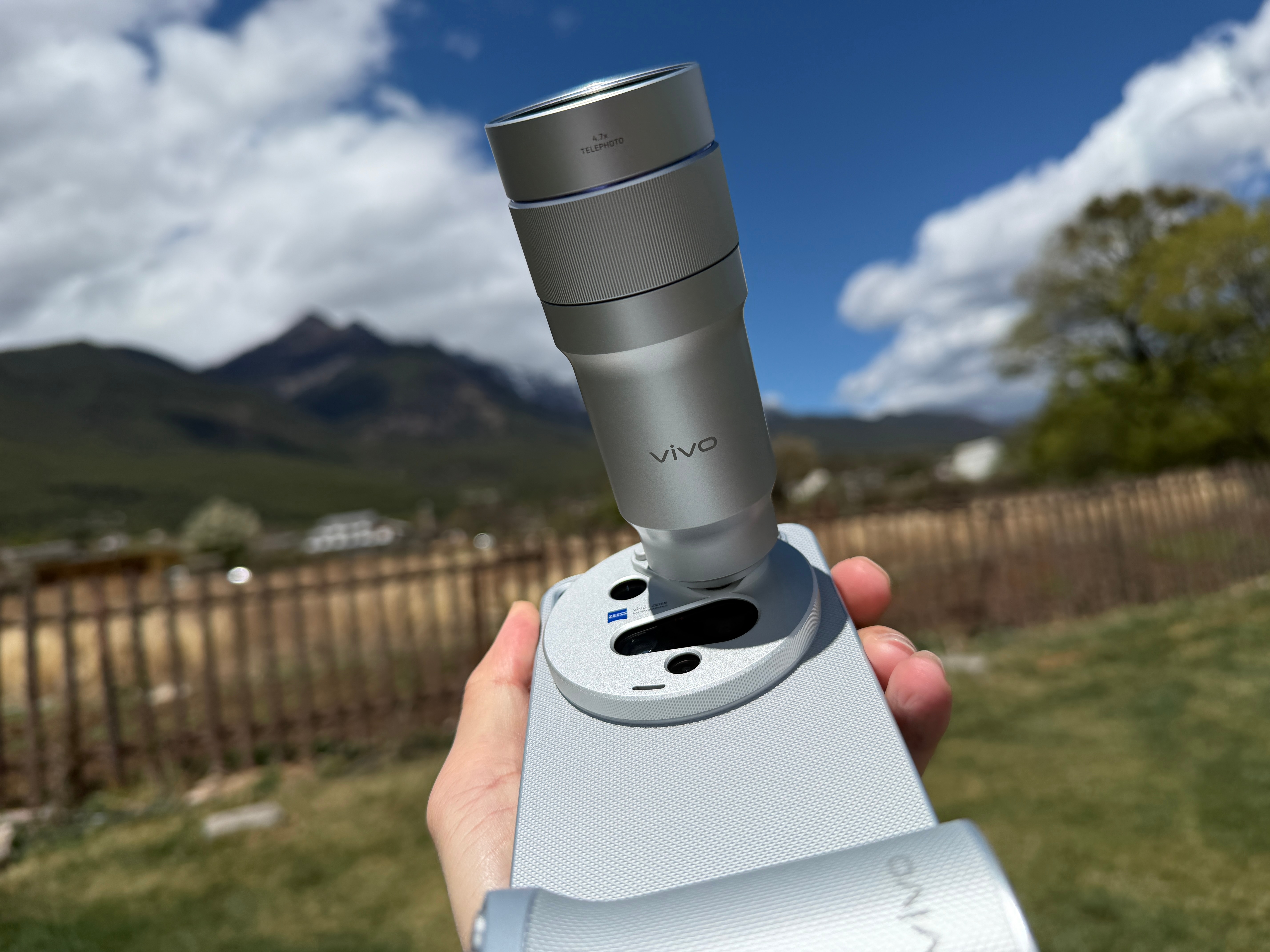 影像手机其实更面向旗舰用户群体打造，增距镜会成为一种选择，就好像汽车的选配一样！