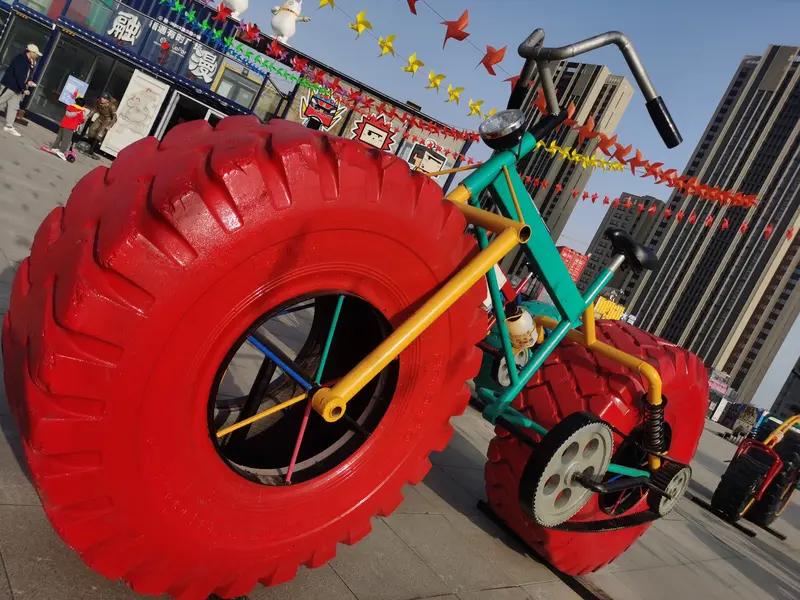 44岁修车工张伟太牛了！他花3个月手搓出4米高巨型三轮车。他平时就专注修车，这次