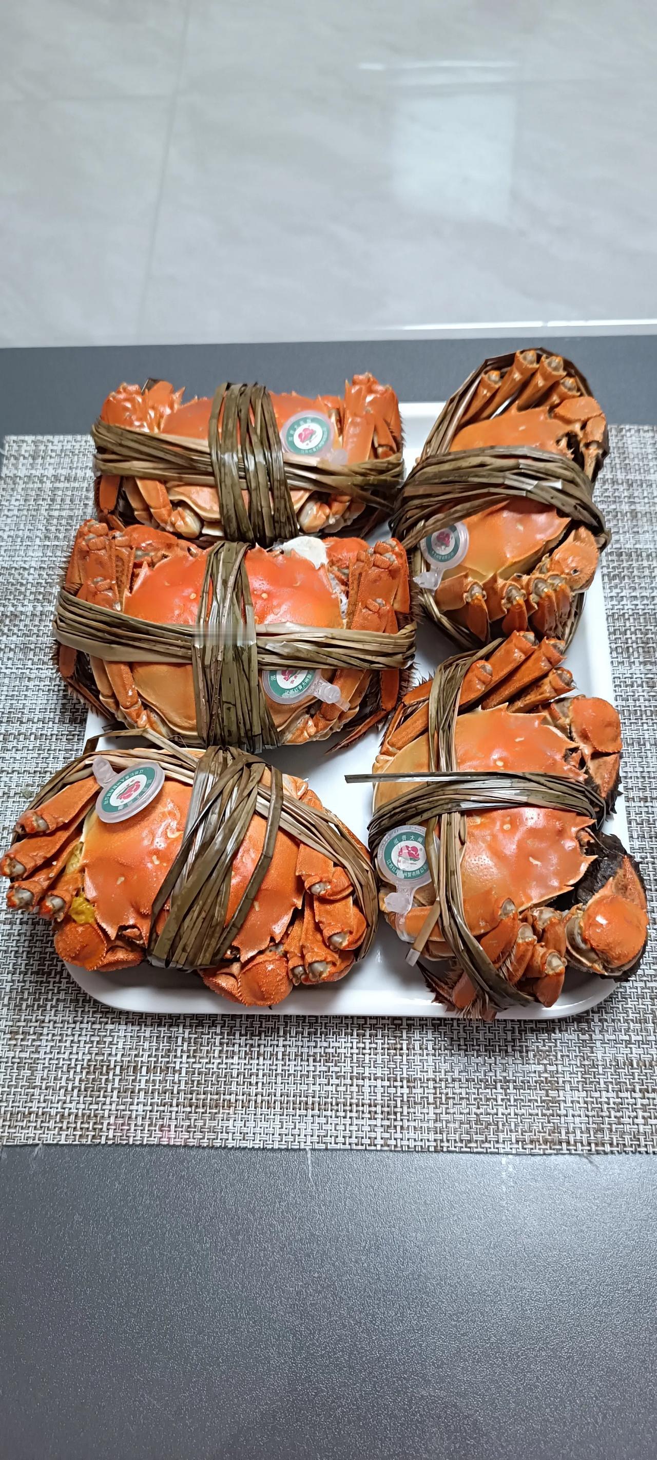 我吃了3个，实在吃不下了[大笑]蒸时肚朝下了，膏和黄都留出来了。我闺女就翻过来蒸