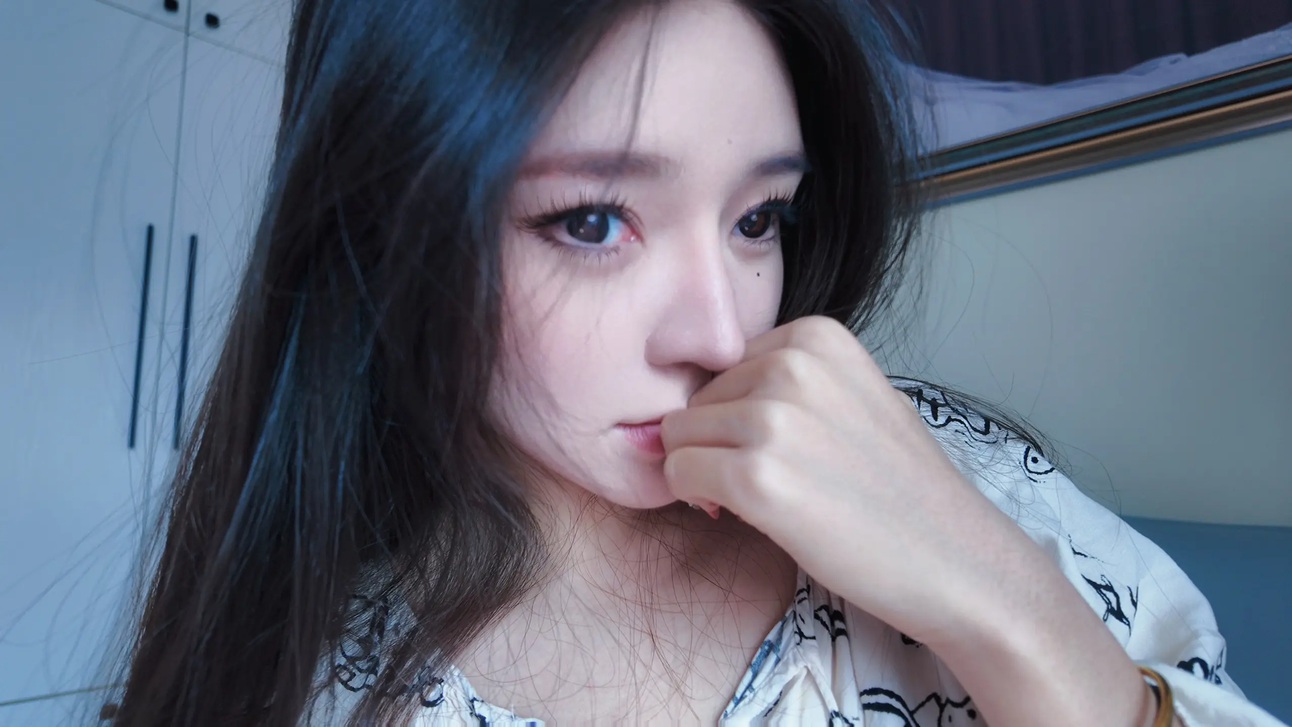 咬下苹果瞬间 爱就越过了红线。