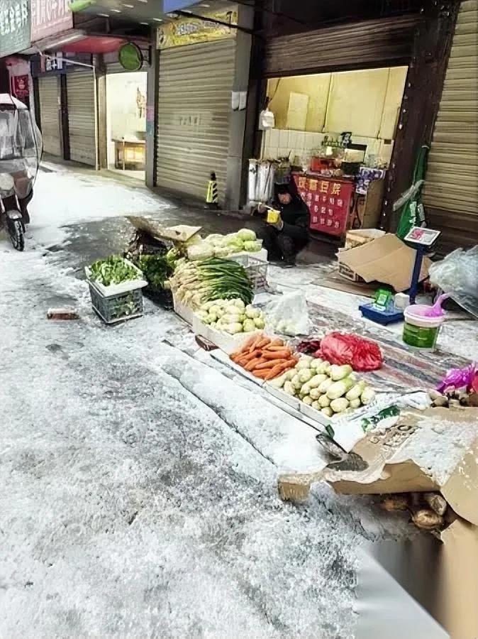 武汉-4℃！路边菜摊还在摆

大爷冻红的手让我看愣了

寒风卷着冷雨拍打摊位，菜