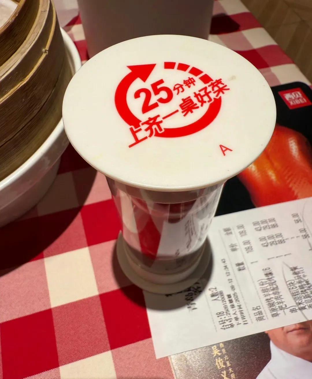 吃过西贝的都知道他们家菜的确不好吃，胜在干净和儿童餐。
这件事本来真没那么严重，