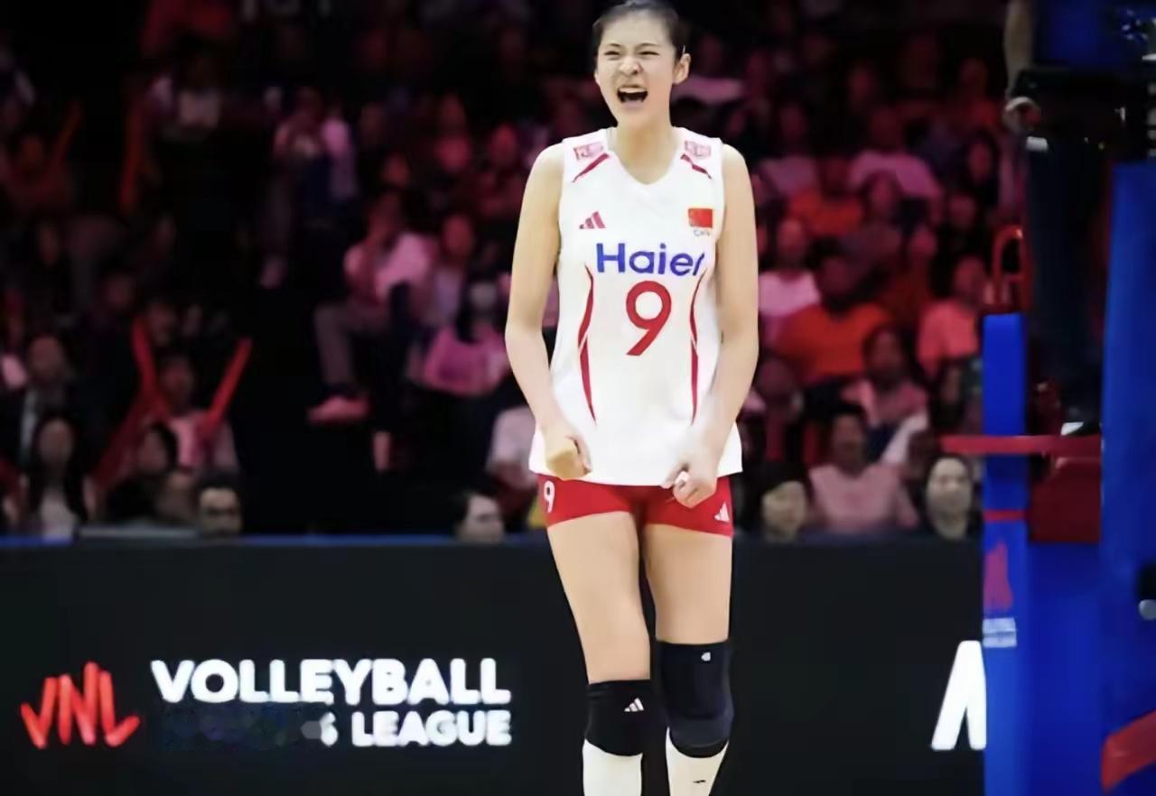 中国女排赛场拼搏，极端球迷“对手主力没来”、“放水说”、“主教练搞圈子文化”等言