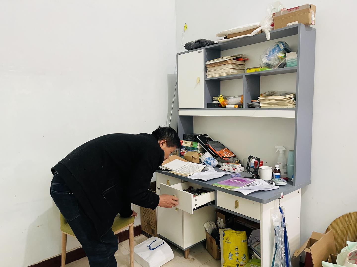 #厌学男孩从18楼跳下后生还#【一个八年级“厌学”男孩，从十八楼跳下后生还丨在场