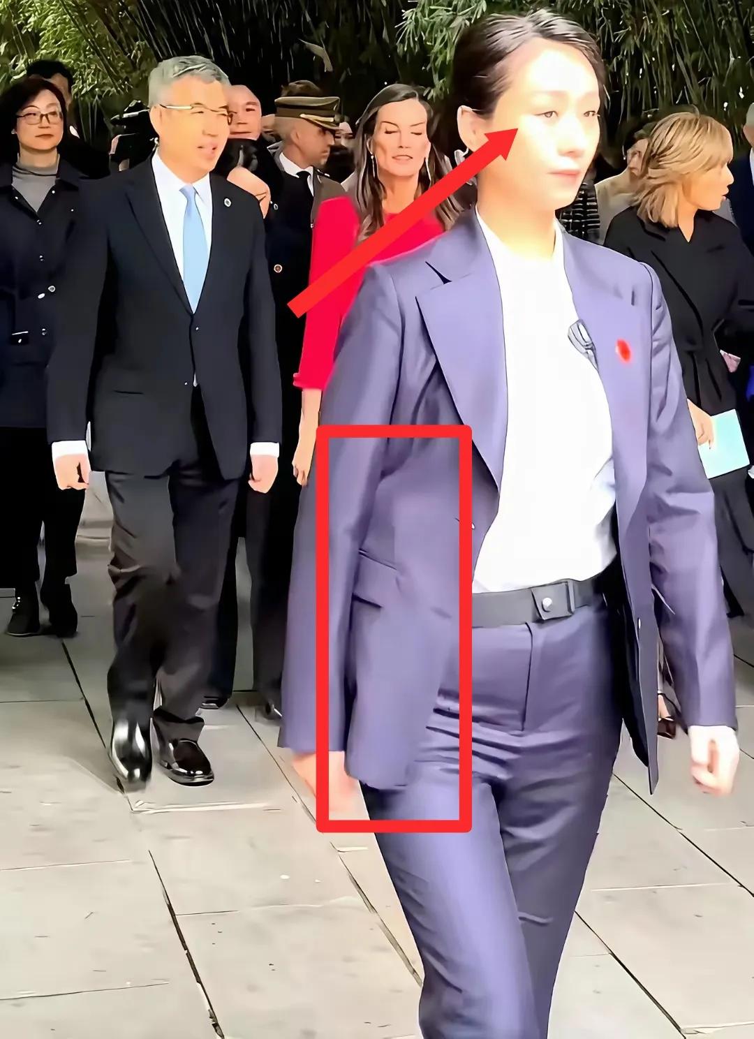 西班牙王后访华，前排女保镖的“厚西服”藏着大玄机！
 
谁没被这位女保镖圈粉？眼